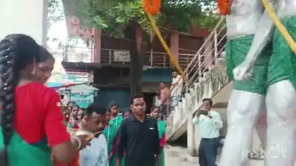 गोड्डा: गोड्डा के कारगिल चौक में हूल दिवस पर सिद्धू-कान्हू की प्रतिमा पर माल्यार्पण किया गया