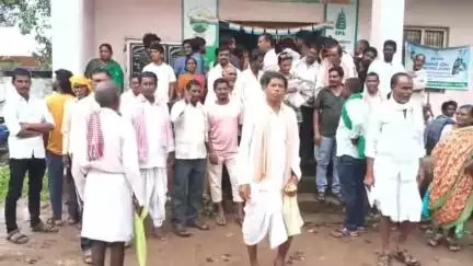 అసిఫాబాద్: వాంకిడిలో యూరియా కోసం బారులు తీరిన రైతులు, సహకార సిబ్బంది సమయ పాలన పాటించడం లేదని రైతుల ఆరోపణ