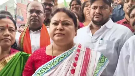 दुमका: पोखरा चौक पर सीता सोरेन बोलीं, बीमार गुरुजी को नहीं देख सकती इसलिए अस्पताल से लौटी