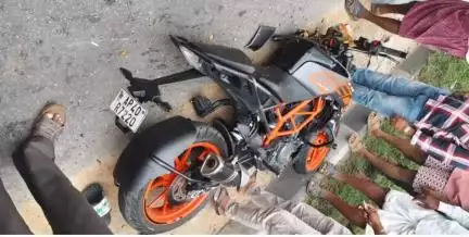 పశ్చిమ ఇబ్రహీంపట్నంలో రెండు ద్విచక్ర వాహనాలు ఢీకొని ఇరువురికి తీవ్ర గాయాలు