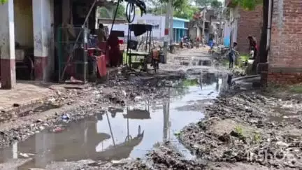 जलालाबाद: गुनारा में मुख्य मार्ग की नाली व सड़क बनाये जाने की मांग को लेकर ग्रामीणों ने तहसील प्रशासन को प्रदर्शन कर दिया ज्ञापन