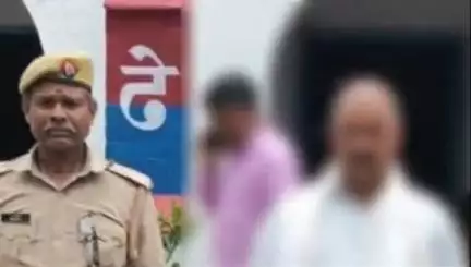 शोहरतगढ़: ढेबरूआ थाना पुलिस ने तिरछहवा से एक नफर वारंटी को किया गिरफ्तार