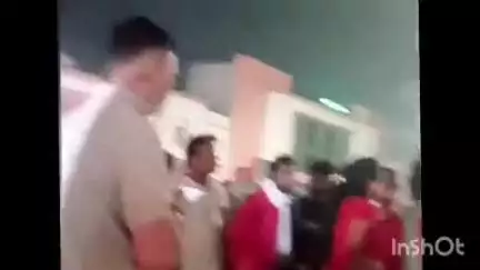 कोल: अलीगढ़ रेलवे स्टेशन पर महिला ने एक व्यक्ति की चप्पलों से की पिटाई, मारपीट का वीडियो हुआ वायरल