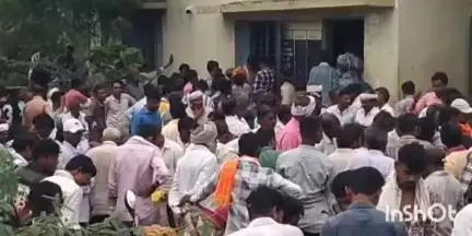 कुक्षी: सुबह से खाद के लिए लाइन, दोपहर में खाद केंद्र में स्टॉक खत्म; कुक्षी में तहसील क्षेत्र के किसान  परेशान#jansamasya
