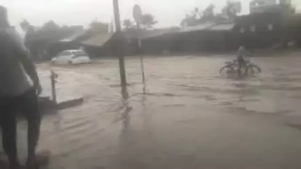 मुरादाबाद: कटघर थाना क्षेत्र में होली बारिश से सड़कों पर हुआ जलभराव, नगर निगम की खुली पोल