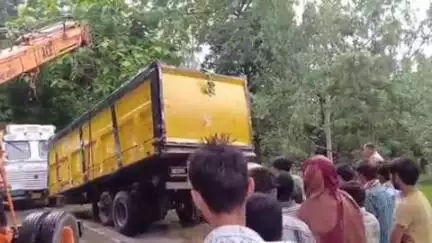बेहट: माजरी रोड पर दो ट्रकों की हुई भीषण टक्कर, हादसे में ट्रकों के उड़े परखच्चे