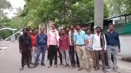 ललितपुर: ठाठखेड़ा में हाईटेंशन लाइन के निकलने का विरोध करने पर ग्रामीणों ने ठेकेदार और विद्युत अधिकारियों पर धमकाने का आरोप लगाया