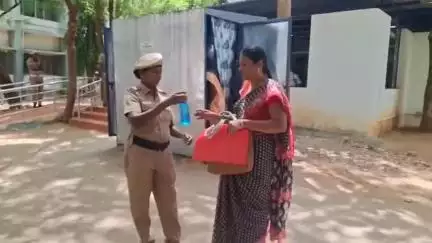 திண்டுக்கல் மேற்கு: மாவட்ட ஆட்சியர் அலுவலகத்தில் பெண் தீக்குளித்து உயிரிழந்த சம்பவம்  - குறை தீர்வு நாளை முன்னிட்டு பல்வேறு பாதுகாப்பு பின்பே பொதுமக்கள் அனுமதி