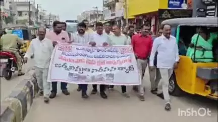 వేములవాడ: మీడియా సంస్థలపై దాడులు సరికాదంటూ పట్టణంలో ర్యాలీ చేసి నిరసన తెలిపిన వేములవాడ జర్నలిస్టులు
