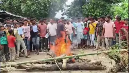 ইসলামপুর: ভোট নয়, আগে চাই ব্রিজ" — করুণ চিত্র ডাঙ্গাপাড়ায়, স্বাধীনতার ৭৭ বছর পরও বঞ্চনার অন্ধকারে জনজীবন#jansamasya