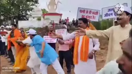 चंदिया: 'जल गंगा संवर्धन' अभियान के तहत ग्राम कौड़िया में कलेक्टर और बांधवगढ़ MLA शिव नारायण सिंह ने किया श्रमदान
