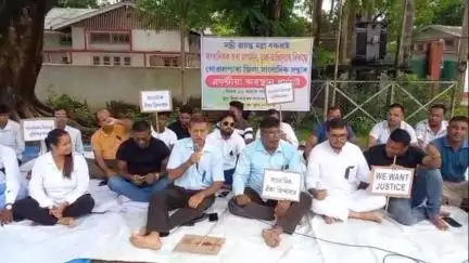 বালিজানা: মন্ত্ৰী জয়ন্ত মল্লবৰুৱাৰ বিতৰ্কিত মন্তব্যৰ বিৰুদ্ধে জিলা আয়ুক্তৰ কাৰ্যালয়ৰ সন্মুখত সাংবাদিক সন্থাৰ অৱস্থান ধৰ্মঘট