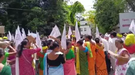 পূব ডিব্ৰুগড়: জিলা আয়ুক্ত কাৰ্যালয়ৰ সন্মুখত পৰিষদৰ নিৰ্বাচন অনুষ্ঠিত কৰাৰ দাবীত সোণোৱাল কছাৰী ছাত্ৰ সন্থা আৰু নাৰী সন্থাৰ প্ৰতিবাদ