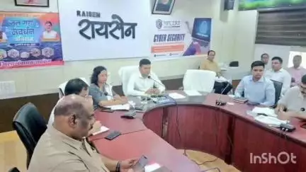रायसेन: कलेक्टर कार्यालय में हुई टीएल बैठक, कलेक्टर अरुण कुमार विश्वकर्मा ने CM हेल्पलाइन व विभागीय गतिविधियों की समीक्षा की