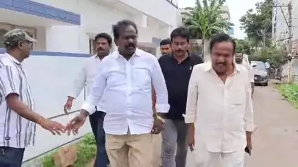 తిరువూరు పట్టణంలో ఎనిమిదో వార్డులో విస్తృతంగా పర్యటించిన కచ్చా డ్రైన్లను తీయించిన ఎమ్మెల్యే కొలికపూడి శ్రీనివాసరావు