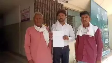 नरसिंहपुर: चौराखेड़ा में सड़क निर्माण के दौरान पुलिया न बनने से घरों में घुसेगा पानी, कलेक्टर से शिकायत