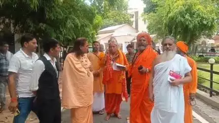 कानपुर: कथावाचक हेमराज द्वारा हनुमान जी पर की गई अभद्र टिप्पणी को लेकर संत समाज ने पुलिस कमिश्नर को सौंपा ज्ञापन