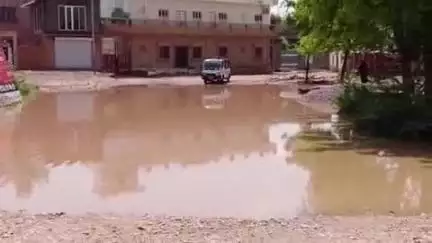 पचपदरा: कल्याणपुर क्षेत्र के घडोई गांव का मुख्य रास्ता तालाब में तब्दील, गंदे पानी और कीचड़ से होकर निकल रहे लोग