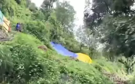 रुद्रप्रयाग: चोपता फलासी मार्ग पर भारी बारिश के चलते आवासीय मकान खतरे की जद में