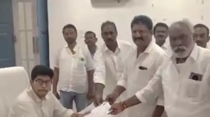 మార్కాపురం: శ్రీశైలం మండలం మార్కాపురంలో కలపాలని సబ్ కలెక్టర్ ఎస్వి త్రివినాగ్ కు వినతి పత్రం అందజేసిన టిడిపి నాయకులు
