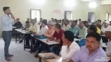 क्षेत्र के आदर्श इंटर विधालय सिरदला भीम हॉल में बीडीओ दीपेश कुमार ने सभी 125 बी एल ओ व पंद्रह पर्वेक्षक को प्रशिक्षण।