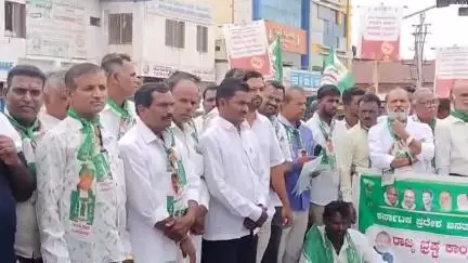 ಕೊಪ್ಪಳ: ರಾಜ್ಯ ಸರಕಾರ ವಜಾಕ್ಕೆ ಆಗ್ರಹಿಸಿ ನಗರದ ಅಶೋಕ ವೃತ್ತದಲ್ಲಿ ಜಿಲ್ಲಾ ಜೆಡಿಎಸ್‌ನಿಂದ ಬೃಹತ್ ಪ್ರತಿಭಟನೆ ಯಶಸ್ವಿ
