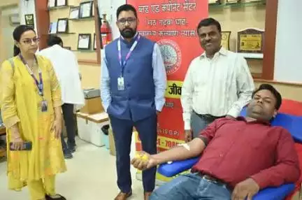 बनारस रेल इंजन कारखाना स्थित स्टेट बैंक ऑफ़ इंडिया के प्रांगण में बरेका पीसीएमओ, डॉक्टर देवेश कुमार के नेतृत्व में रक्तदान शिविर का आयोजन किया गया।
#railminindia