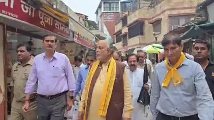 मथुरा: वृन्दावन में कुंज गलियों का भ्रमण करते हुए वित्त मंत्री ने बांके बिहारी कॉरिडोर के सवाल पर काटी कन्नी