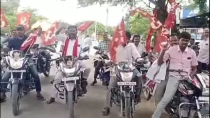 రాయదుర్గం: జూలై 4 న చలో విజయవాడ విజయవంతం చేయాలని కోరుతూ పట్టణంలో బైక్ ర్యాలీ నిర్వహించిన మున్సిపల్ ఇంజనీరింగ్ కార్మికులు