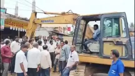 మహబూబాబాద్: కేశముద్రం లో రోడ్డు విస్తరణ పనులను 80 ఫిట్ల నుంచి 60 ఫిట్లకు కుదించాలని భాధితులు డిమాండ్..
