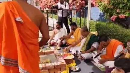 ಶ್ರೀರಂಗಪಟ್ಟಣ: ಪಟ್ಟಣದ ಕೆ. ಆರ್. ಎಸ್ ನಲ್ಲಿ ಸಿಎಂ ಸಿದ್ದರಾಮಯ್ಯ ಬಾಗಿನ ಅರ್ಪಿಸುವ ಹಿನ್ನೆಲೆಯಲ್ಲಿ  ಹೋಮ ಹವನ