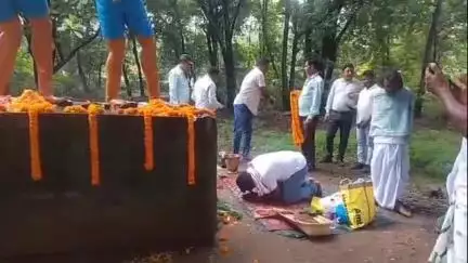 आदित्यपुर गम्हरिया: कांड्रा मोड़ के पास सिद्धो कान्हू की प्रतिमा पर झामुमो सदस्य ने मूलवासियों संग दी श्रद्धांजलि