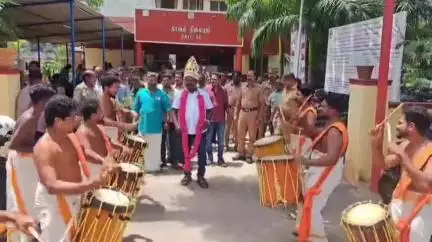 அகஸ்தீஸ்வரம்: கோட்டார் காவல் நிலையத்தில் ஓய்வு பெற்று சென்ற காவல் அதிகாரியை செண்டை மேளம் முழங்க வழி அனுப்பி வைத்த சக காவலர்கள்