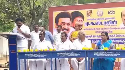காரியமங்கலம்: அரசு ஆண்கள்மேல்நிலை பள்ளியில்   பெஞ்ச் டெஸ்க்குகளை வழங்கும் நிகழ்ச்சி
