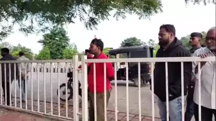 ವಿಜಯಪುರ: ನಗರದಲ್ಲಿ ನೇಣು ಬಿಗಿದ ಸ್ಥಿತಿಯಲ್ಲಿ ಯುವಕನ ಶವ ಪತ್ತೆ ಸ್ಥಳಕ್ಕೆ ಪೊಲೀಸರ ಭೇಟಿ ಪರಿಶೀಲನೆ
