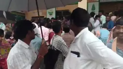 సిర్పూర్ టి: సిర్పూర్ టి లో భారీ వర్షంలో యూరియా కోసం పడిగాపులు కాస్తున్న రైతులు