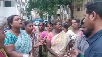 దుర్గగుడి పరిసర ప్రాంతాల్లో హకర్స్‌ జీవనోపాధి కాపాడాలని బాధితుల ఆవేదన