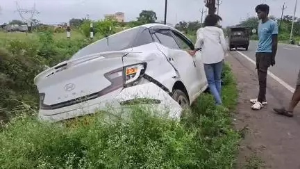 हरदा: पुलिस लाइन के समीप विद्युत पोल से टकराई तेज़ रफ़्तार कार