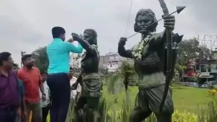 ইলামবাজার: ইলামবাজার তিনমাথার মোড়ে ব্লক ও পঞ্চায়েত সমিতির পক্ষ থেকে হুল দিবস পালন, উপস্থিত BDO সহ অন্যরা