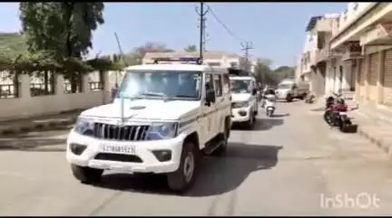 ખંભાળિયા: શહેરના સંજય નગર વિસ્તારમાં જાહેરમાં જુગાર રમતા ત્રણ ઝડપાયા