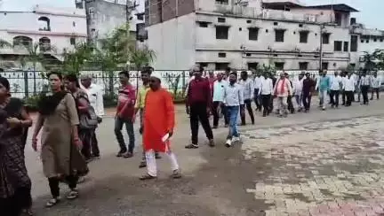 गोटेगांव: ऑनलाइन अटेंडेंस पर रोक लगाने की मांग को लेकर शिक्षक संगठनों ने SDM कार्यालय में CM के नाम SDM को दिया ज्ञापन