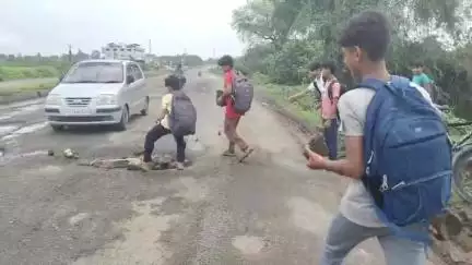 ઝઘડિયા: સારસા ગામે  સરદાર પ્રતિમાને જોડતા માર્ગ પર  ખાડાઓ પડતા બાળકો એ ખાડા પૂર્યા.
#jansamasya
