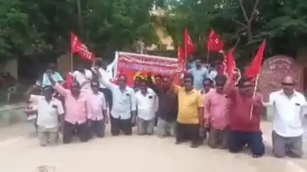 గుంతకల్లు: తమ న్యాయమైన డిమాండ్లను పరిష్కారం చేయాలని కోరుతూ గుత్తి మున్సిపల్ కార్యాలయం వద్ద ఇంజనీరింగ్ వర్కర్స్ మోకాళ్లతో నిరసన