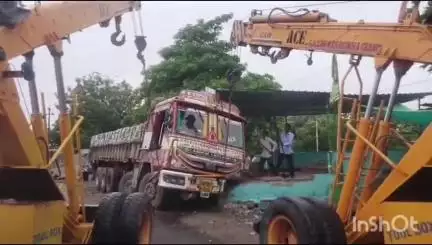 వరంగల్ ఫోర్ట్ రోడ్డులో లారీ బీభత్సం, కిలోమీటర్ మేర స్తంభించిన ట్రాఫిక్