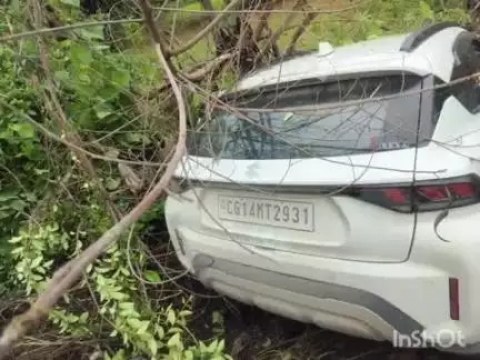 बलरामपुर: नशे में धुत कार चालक ने दौड़ाई कार, सूर्या पेट्रोल पंप के पास गड्ढे में घुसी गाड़ी