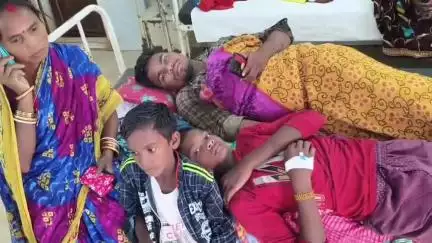 ସୁକିନ୍ଦା: କଣ୍ଟାପାଳ ଗ୍ରାମରେ ବିଷାକ୍ତ ଛତୁ ଖାଇ ଗୋଟିଏ ପରିବାରର ୪ ଜଣ ଗୁରୁତର, ମେଡିକାଲରେ ଚିକିତ୍ସିତ