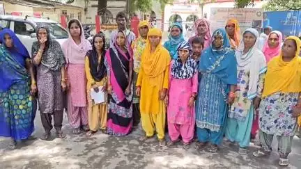 मिर्ज़ापुर: पहाड़ी गांव के ग्रामीणों ने पानी की समस्या को लेकर जिला कलेक्ट्रेट में किया प्रदर्शन, डीएम को सौंपा ज्ञापन