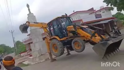 पश्चिम गांव में PWD विभाग द्वारा रोड निर्माण के चलते तोड़े गए धार्मिक स्तंभ को लेकर आक्रोशित लोगों ने किया हाईवे जाम