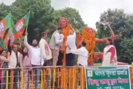 कांके: सिदो-कान्हू पार्क में बीजेपी नेताओं ने शहीद सिदो-कान्हू की प्रतिमा पर माल्यार्पण कर दी श्रद्धांजलि