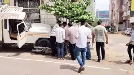 झुंझुनू: झुंझुनू शहर में एक बेकाबू पिकअप ने बाइक को रौंदा, दूसरी बाइक को भी मारी टक्कर